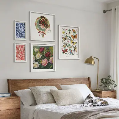 Modernes Wandbilder-Set mit Blumen, Schmetterlingen und Vintage-Dekorationen