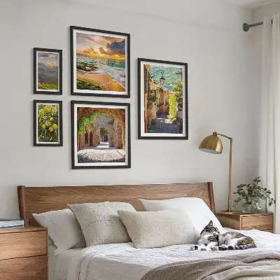 Bilderset für das Sofa mit charmanten Straßen und Landschaften