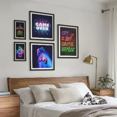 Bilderset fürs Sofa mit Neon-Computerspielmotiven