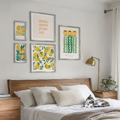 Modernes Wandbilder-Set mit Blumen, Zitrusfrüchten und positiven Slogans