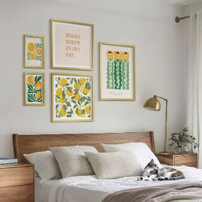 Modernes Wandbilder-Set mit Blumen, Zitrusfrüchten und positiven Slogans