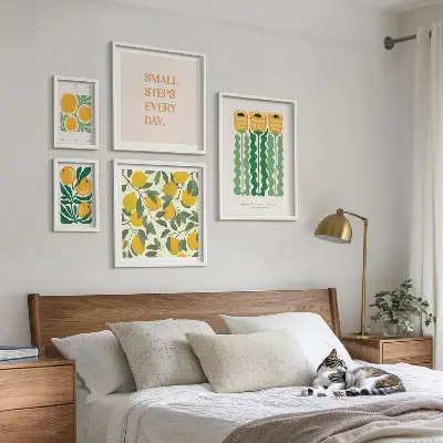 Modernes Wandbilder-Set mit Blumen, Zitrusfrüchten und positiven Slogans