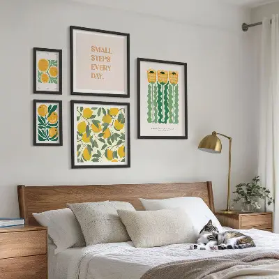 Modernes Wandbilder-Set mit Blumen, Zitrusfrüchten und positiven Slogans