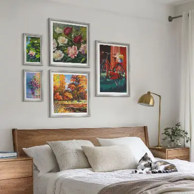 Bilderset für das Sofa mit Blumen in der Frühlingslandschaft