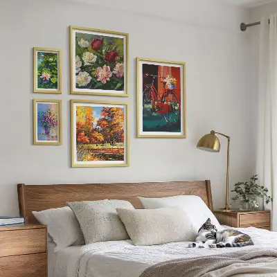 Bilderset für das Sofa mit Blumen in der Frühlingslandschaft