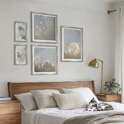 Bildergalerie-Set für die Wand mit dem Motiv stilvolle Vögel lassen die Blätter grau erscheinen