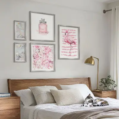 Bilderset fürs Sofa mit stilvollen rosa Flamingoblumen-Akzenten