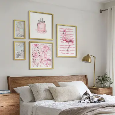 Bilderset fürs Sofa mit stilvollen rosa Flamingoblumen-Akzenten