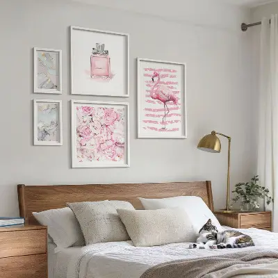 Bilderset fürs Sofa mit stilvollen rosa Flamingoblumen-Akzenten