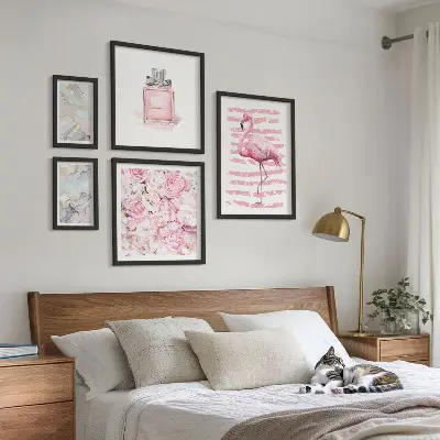 Bilderset fürs Sofa mit stilvollen rosa Flamingoblumen-Akzenten