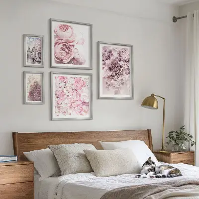 Modernes Wandbilder-Set mit Vintage-Blumenarrangements
