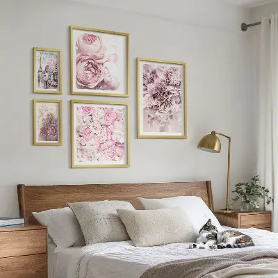 Modernes Wandbilder-Set mit Vintage-Blumenarrangements