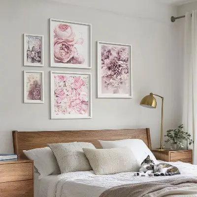 Modernes Wandbilder-Set mit Vintage-Blumenarrangements