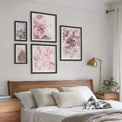Modernes Wandbilder-Set mit Vintage-Blumenarrangements