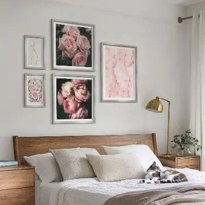 Modernes Wandbilder-Set mit rosa Blumen im Boho-Stil