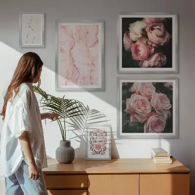 Modernes Wandbilder-Set mit rosa Blumen im Boho-Stil