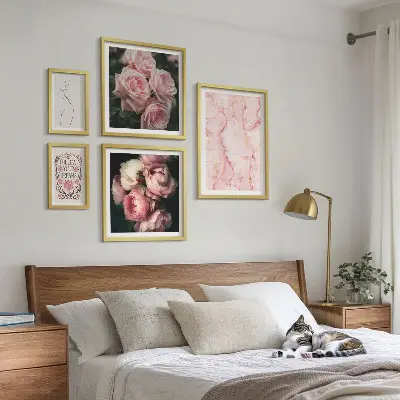 Modernes Wandbilder-Set mit rosa Blumen im Boho-Stil