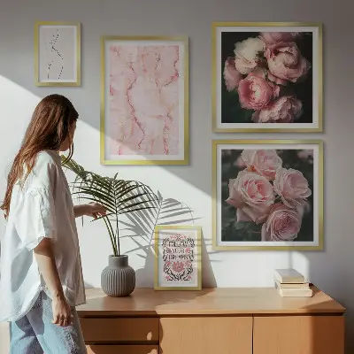Modernes Wandbilder-Set mit rosa Blumen im Boho-Stil