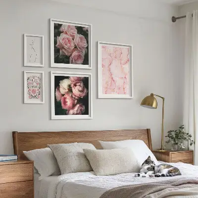 Modernes Wandbilder-Set mit rosa Blumen im Boho-Stil