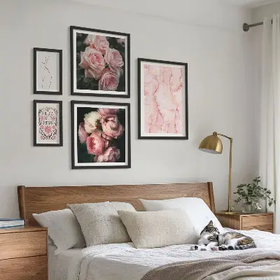 Modernes Wandbilder-Set mit rosa Blumen im Boho-Stil