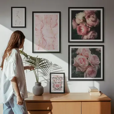 Modernes Wandbilder-Set mit rosa Blumen im Boho-Stil