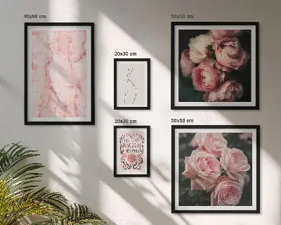 Modernes Wandbilder-Set mit rosa Blumen im Boho-Stil