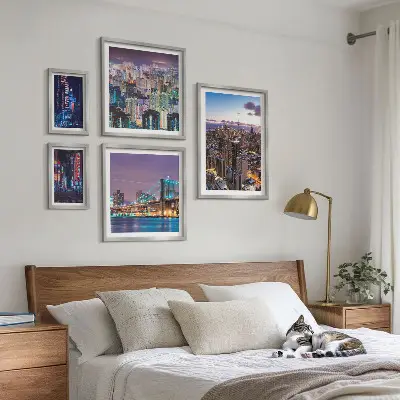 Modernes Wandbilder-Set mit nächtlichen Stadtansichten aus Neonlichtern