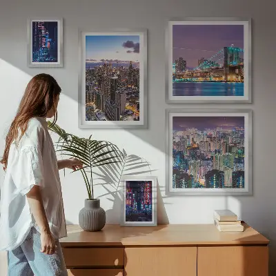 Modernes Wandbilder-Set mit nächtlichen Stadtansichten aus Neonlichtern