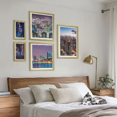 Modernes Wandbilder-Set mit nächtlichen Stadtansichten aus Neonlichtern