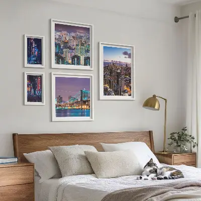 Modernes Wandbilder-Set mit nächtlichen Stadtansichten aus Neonlichtern