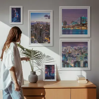 Modernes Wandbilder-Set mit nächtlichen Stadtansichten aus Neonlichtern
