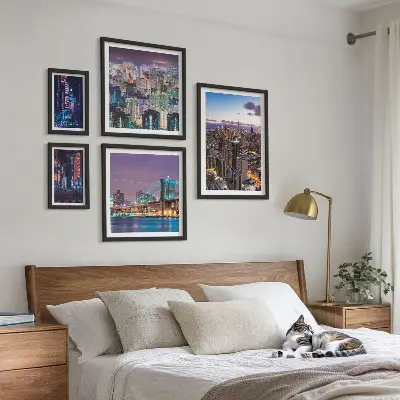 Modernes Wandbilder-Set mit nächtlichen Stadtansichten aus Neonlichtern