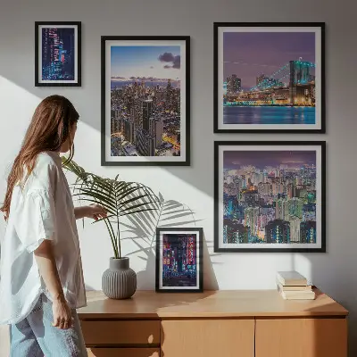 Modernes Wandbilder-Set mit nächtlichen Stadtansichten aus Neonlichtern