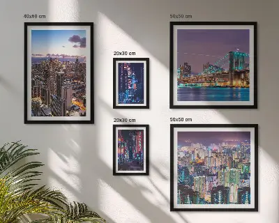 Modernes Wandbilder-Set mit nächtlichen Stadtansichten aus Neonlichtern