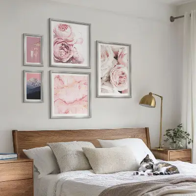 Modernes Wandbilderset mit eleganten rosa Blütenakzenten