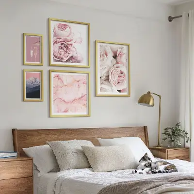 Modernes Wandbilderset mit eleganten rosa Blütenakzenten