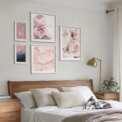 Modernes Wandbilderset mit eleganten rosa Blütenakzenten