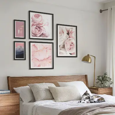 Modernes Wandbilderset mit eleganten rosa Blütenakzenten
