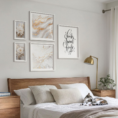 Bilderset fürs sofa Stilvolles Interieur mit Blumenmuster und Marmor