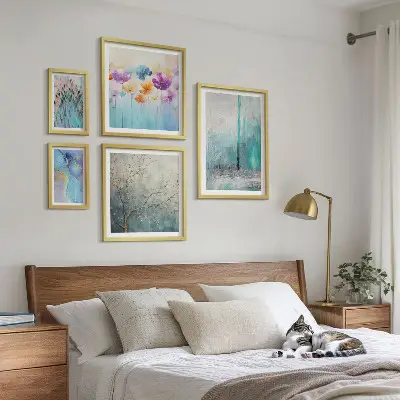Bilderset für das Sofa mit abstrakten Landschaften und Blumen