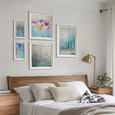 Bilderset für das Sofa mit abstrakten Landschaften und Blumen