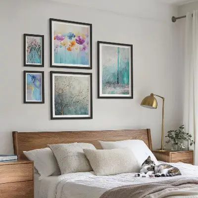 Bilderset für das Sofa mit abstrakten Landschaften und Blumen