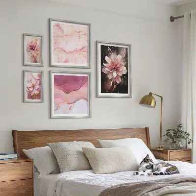Modernes Wandbilder-Set mit rosa Blumenarrangements