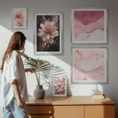 Modernes Wandbilder-Set mit rosa Blumenarrangements