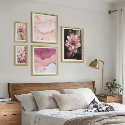 Modernes Wandbilder-Set mit rosa Blumenarrangements