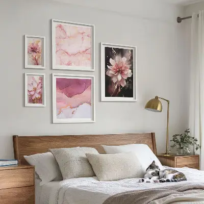 Modernes Wandbilder-Set mit rosa Blumenarrangements