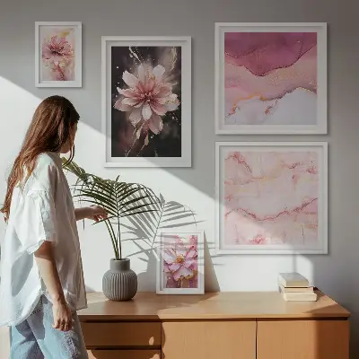 Modernes Wandbilder-Set mit rosa Blumenarrangements