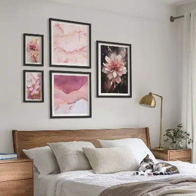 Modernes Wandbilder-Set mit rosa Blumenarrangements