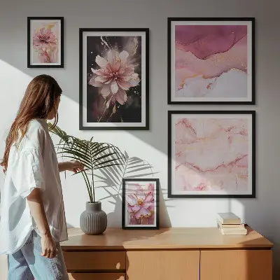 Modernes Wandbilder-Set mit rosa Blumenarrangements