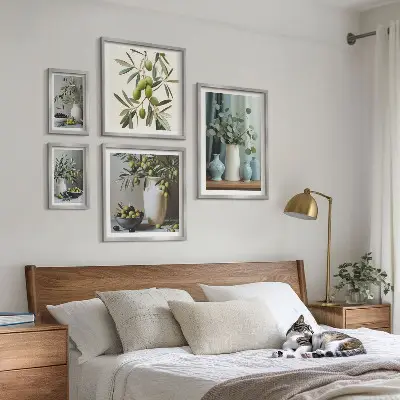 Wandbilder-Set mit grünen Olivenblüten im skandinavischen Stil
